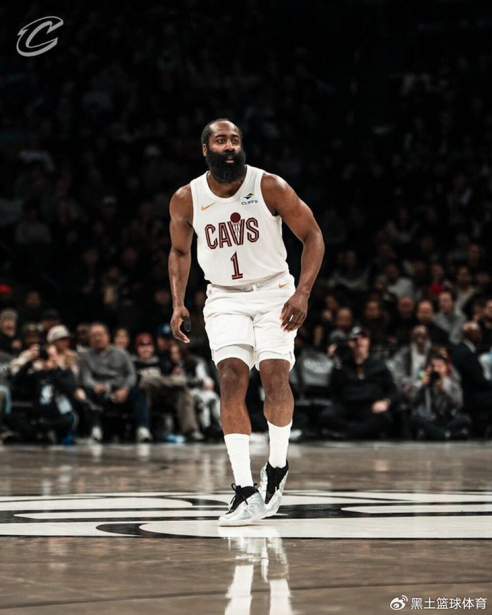 星空体育平台-破纪录！哈登带伤复出轰22+9+8弑旧主 拇指骨折仅歇2场就回归|詹姆斯·哈登|骑士|篮网|克利夫兰骑士队|布鲁克林篮网队_新浪体育_新浪新闻